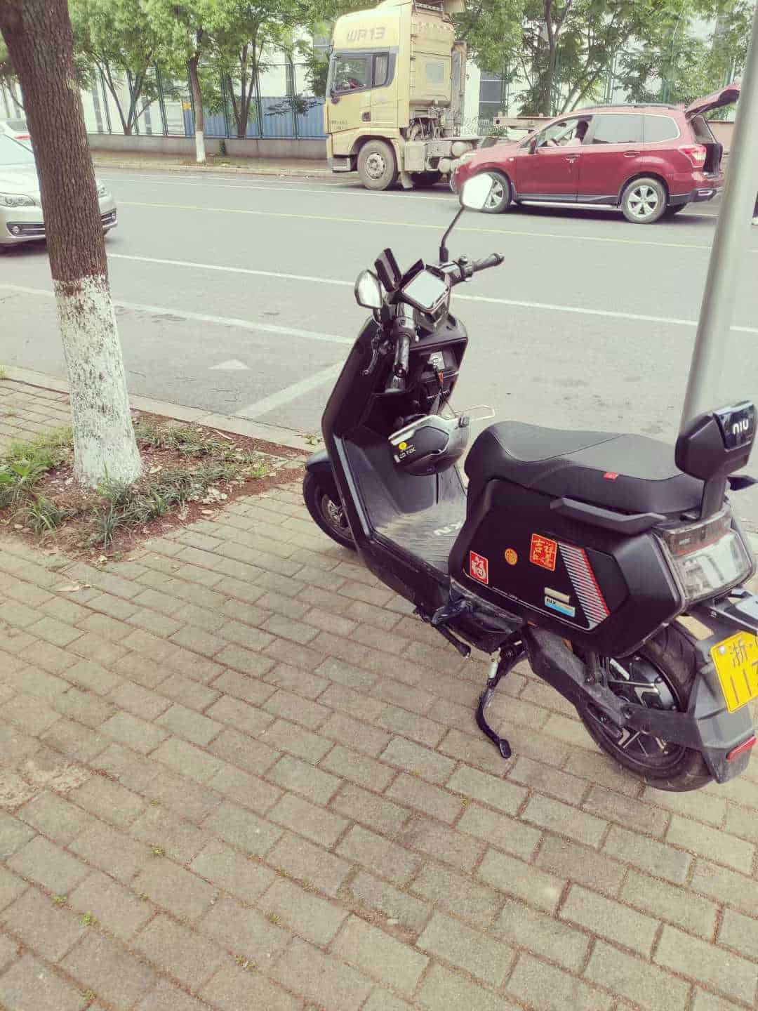 小电摩接娃