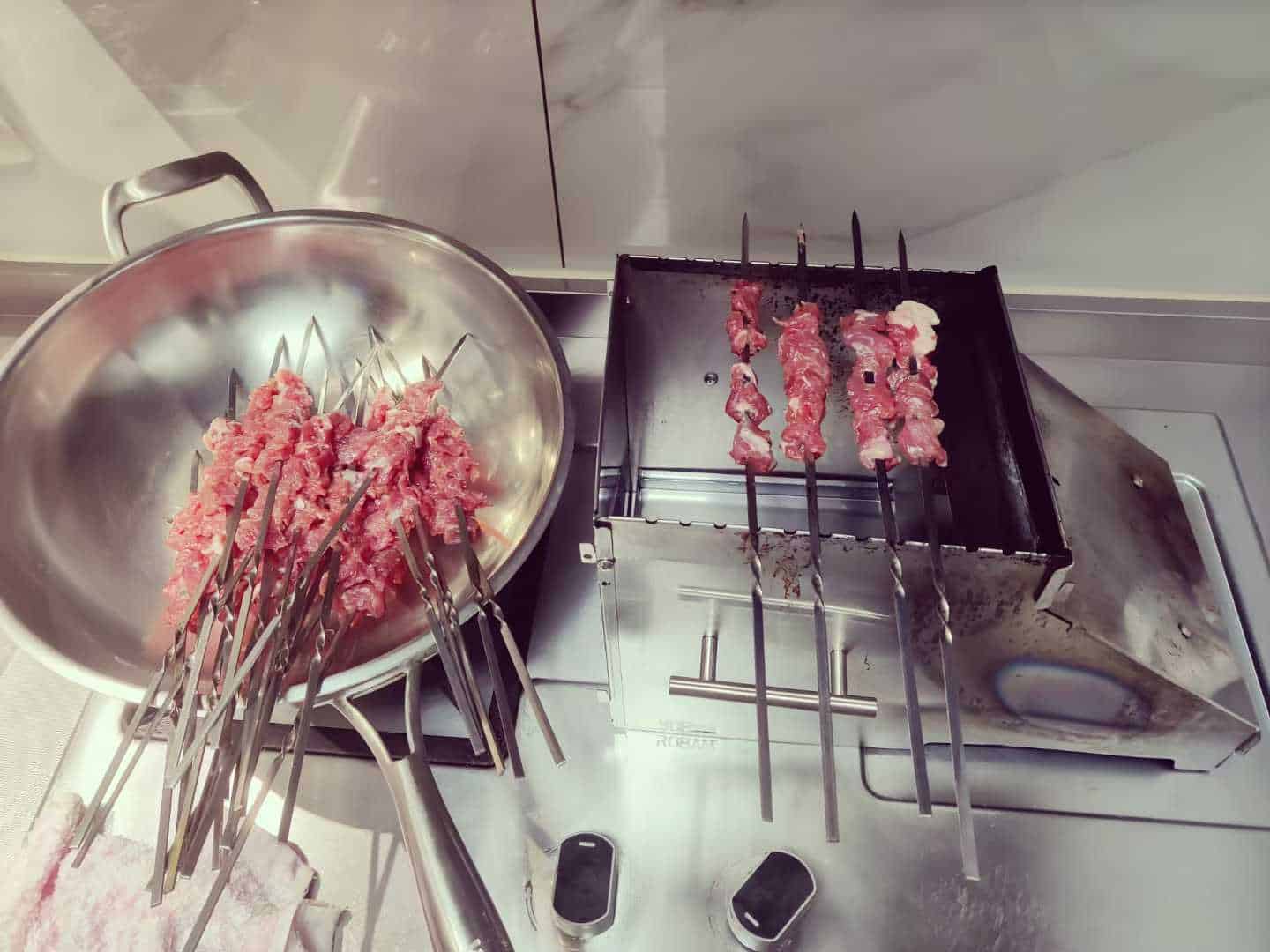 一个人 一杯荞麦烧烧 继续中午的牛肉串+羊肉串